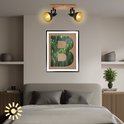 Inbouwspot met houten balk, twee donkere spots, boven een bed met een schilderij van een bos.