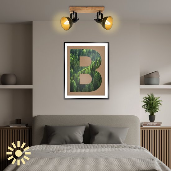 Inbouwspot met houten balk, twee donkere spots, boven een bed met een schilderij van een bos.