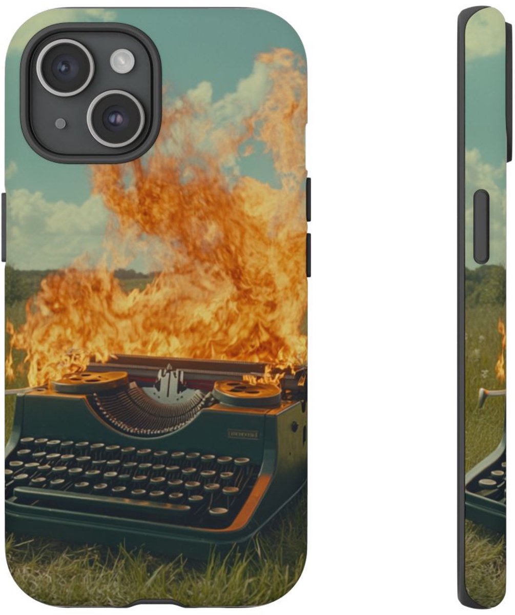 Typemachine in Vlammen op Groen Grasveld – Telefoonhoesje Geschikt voor iPhone 15