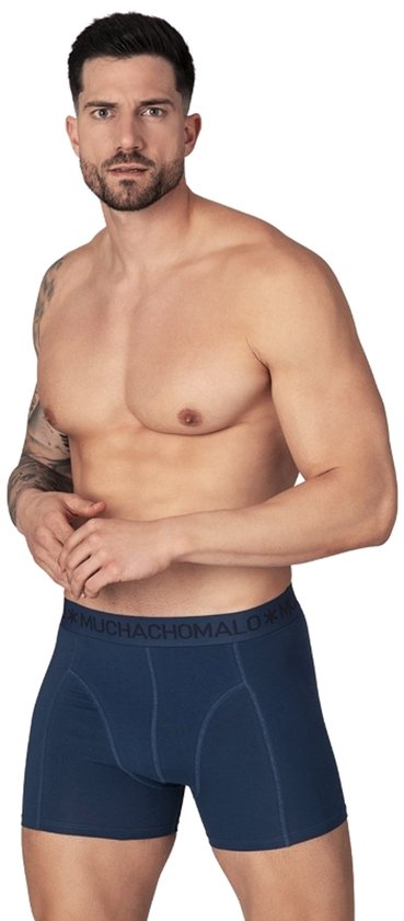 Man draagt donkerblauwe boxer met grijze band met logo.