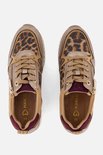 Paar dames sneakers met luipaardprint, beige, goudkleurig metaal en bordeauxrode details. Marco Tozzi branding op binnenzool.