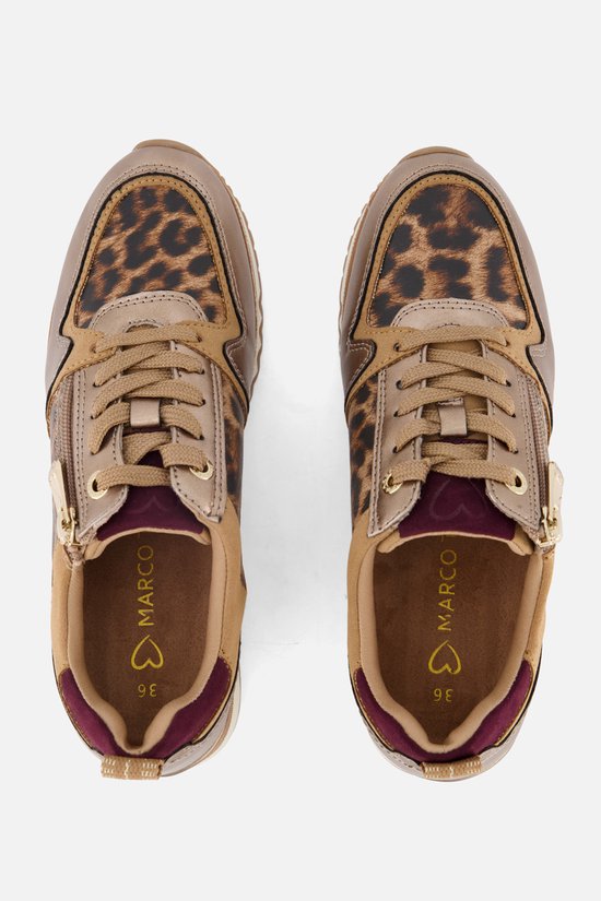 Paar dames sneakers met luipaardprint, beige, goudkleurig metaal en bordeauxrode details. Marco Tozzi branding op binnenzool.
