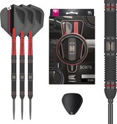 Set van drie dartpijlen, zwart met rode accenten, met grijs rasterpatroon en rode schacht. Naast de pijlen ligt verpakkingsmateriaal.
