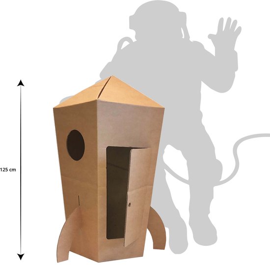 Kartonnen raket met silhouet van een astronaut op de achtergrond.