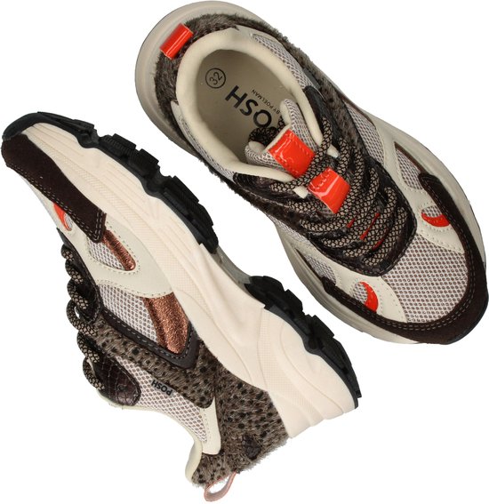 Bruine sneakers met beige, bruine en witte meshpanelen, luipaardprint en oranje lusjes.