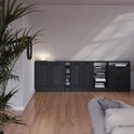 Een opstelling van antracietkleurige kasten met deuren en open vakken, in een kamer met schuin dak en houten vloer.
