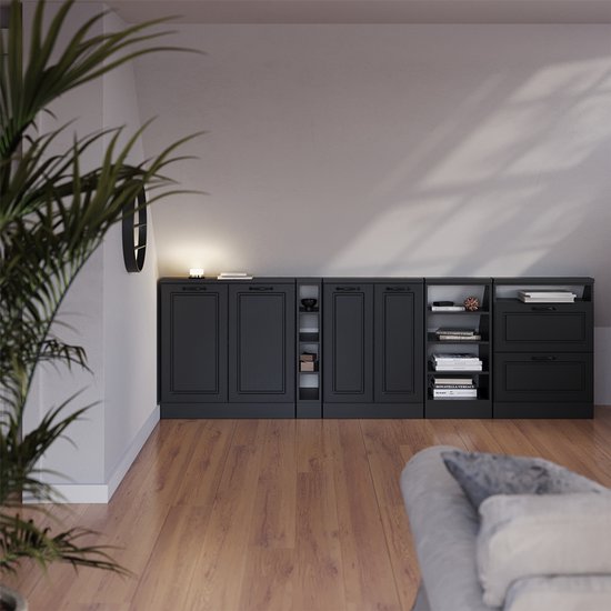 Een opstelling van antracietkleurige kasten met deuren en open vakken, in een kamer met schuin dak en houten vloer.