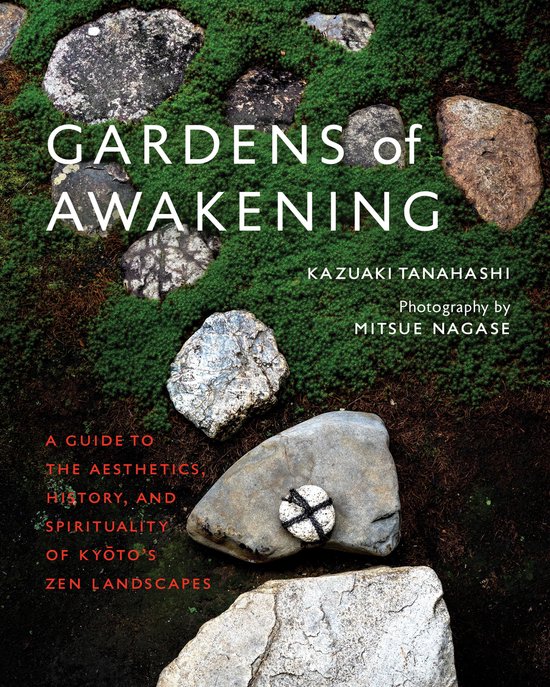 Boek 'Gardens of Awakening', een gids voor de esthetiek, geschiedenis en spiritualiteit van Kyoto's zenlandschappen, met op de omslag stenen en mos.
