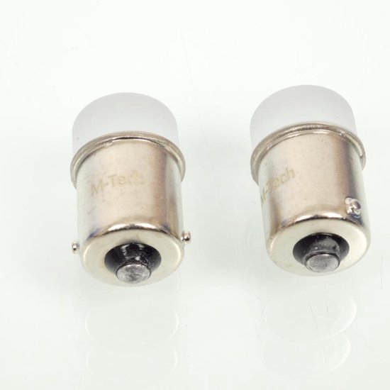 Twee M-Tech BA15s LED lampen met zilverkleurige fitting en matglazen kap, close-up.