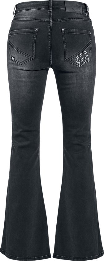 Achterkant van een donkergrijze flared jeans met lichte wassing en logo op de achterzak.