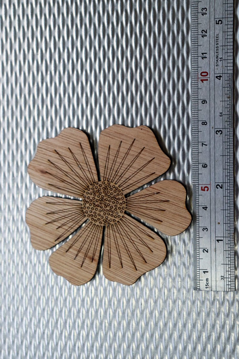 6 onderzetters hout met bloem motief lasergesneden in houder