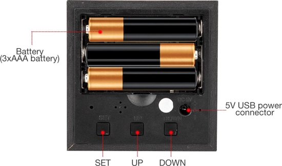 Achterkant van de zwarte houten kubuswekker met batterijvak (3xAAA) en USB-aansluiting.
