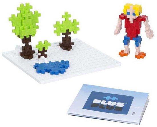 Plus-Plus figuren: drie groene bomen met bruine stammen, blauw water en een geel met rood figuur met blauwe broek.