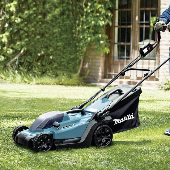 Persoon maait gras met een turquoise Makita grasmaaier met zwarte grasopvangzak.