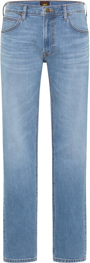 Lichtblauwe Lee jeans met rechte pijpen en een stone washed look. De broek heeft een knoop- en ritssluiting.