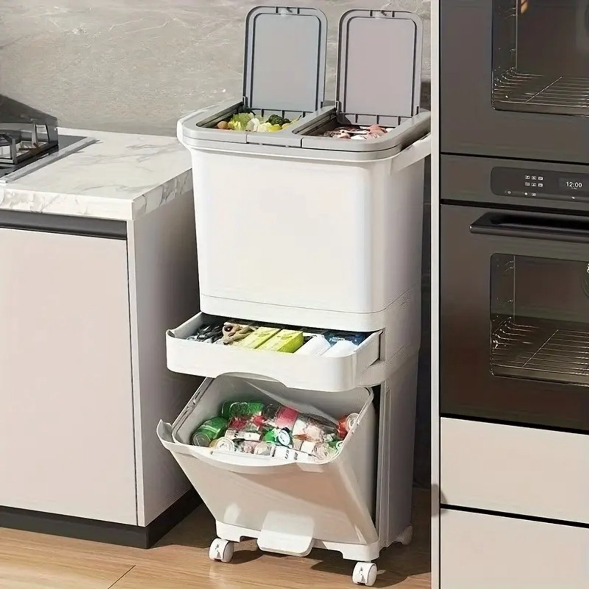49L Dubbele Compartimenten Afvalbak met Voetpedaal - verplaatsbare vuilnisbak met wielen, Geurwerende Deksel, Aparte Vakken voor Nat/Droog Afval, Makkelijk Schoon te Maken Plastic Bak voor Thuis, Kantoor en Professionele Keukens -ruimtesparende