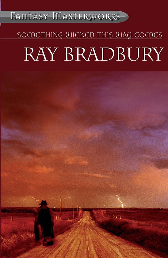 Couverture du livre 'Fantasy Masterworks - Something Wicked This Way Comes' par Ray Bradbury. Un coucher de soleil orageux sur un chemin de campagne.