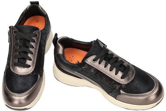 Zwarte en zilverkleurige dames sneakers, met oranje voering, rits en veters.