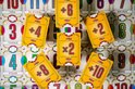 Kleurrijke spelkaarten met cijfers en symbolen zoals '+6', '+4', '+2', 'x2', '+8', '+10'.