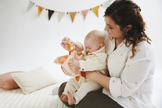 Sophie de giraf knuffeldoekje Fanfan het hertje - Babyknuffel - Baby knuffeldoekje - Kraamcadeau - Babyshower cadeau - Op beige kaart - Vanaf 3 maanden - 15 x 15 cm van Sophie de Giraf. — afbeelding 3