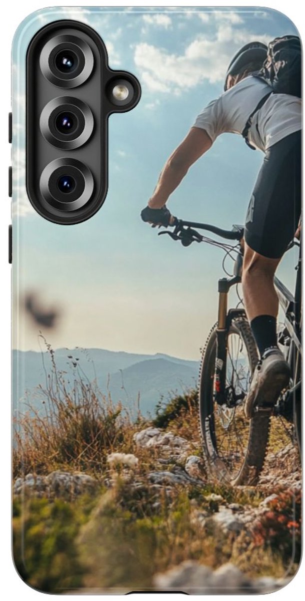 Mountainbiker op Rotsachtig Pad – Telefoonhoesje Geschikt voor Samsung Galaxy S25 Plus