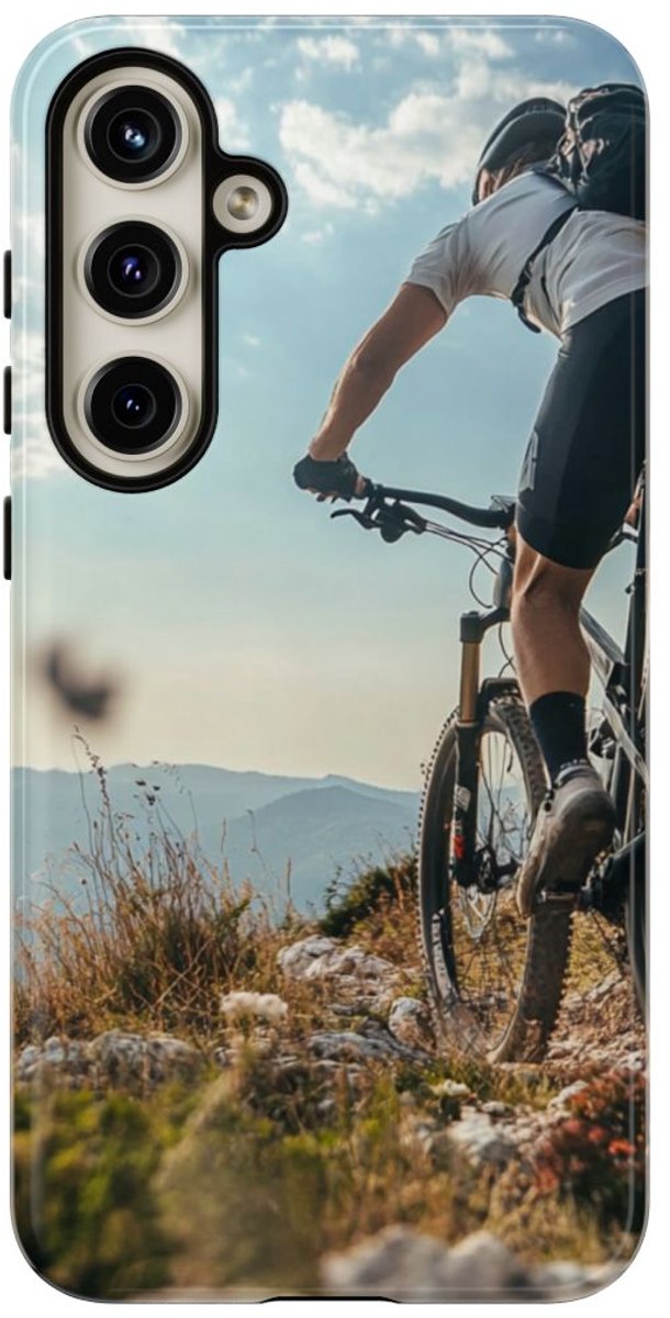 Mountainbiker op Rotsachtig Pad – Telefoonhoesje Geschikt voor Samsung Galaxy S24 Plus