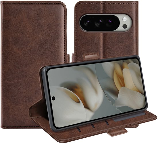 Bruine telefoonhoes in boekstijl, aan de achterkant met cameragat, telefoon geopend.