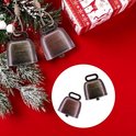 Twee bronzen bellen met kerstversiering en een cadeau.