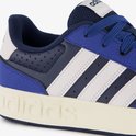 Detail van de zool van een blauwe Adidas sneaker met witte strepen.