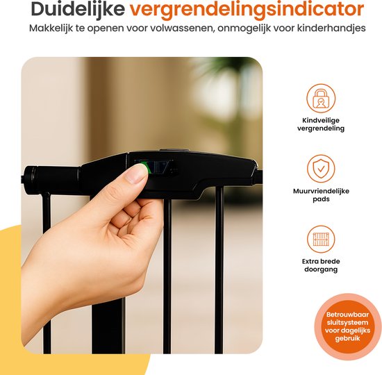 Een hand die de groene indicator op de vergrendeling van het zwarte traphekje indrukt.