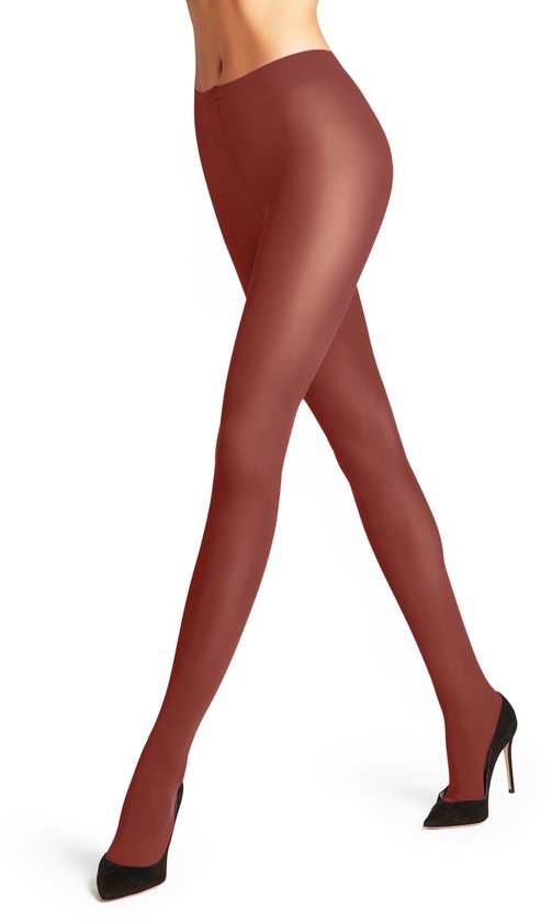 Damespanty in rood, met een matte afwerking en 50 denier, gedragen met zwarte pumps.