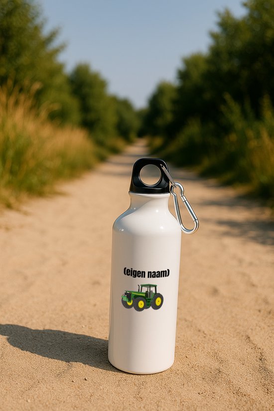 Bouteille d'eau blanche avec tracteur vert et "(nom du propriétaire)" sur un chemin de sable.