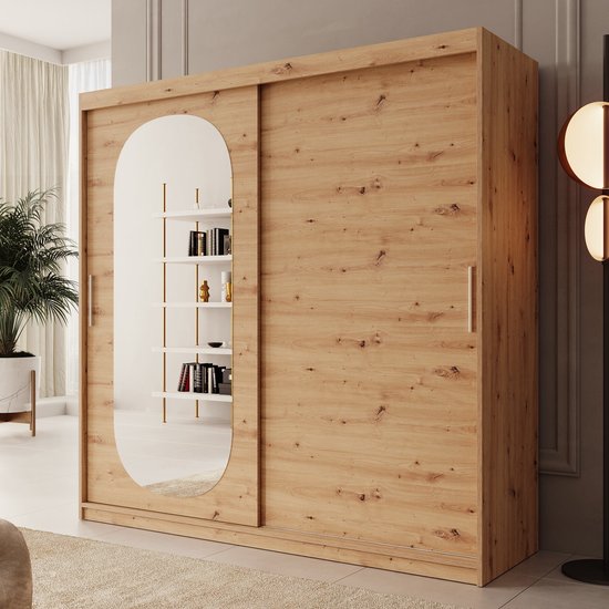 Houten kledingkast met spiegeldeur en verticale gouden handgrepen. De kast heeft schuifdeuren en is 200 cm breed.