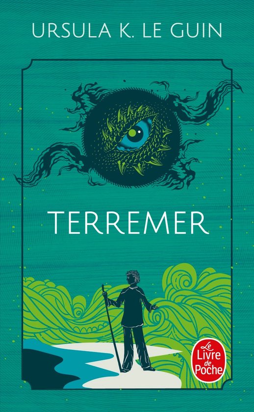 Couverture du livre 'Terremer' d'Ursula K. Le Guin. Un enfant avec un bâton se tient au bord de l'eau, avec des vagues en arrière-plan. Un œil avec des tentacules domine le haut.