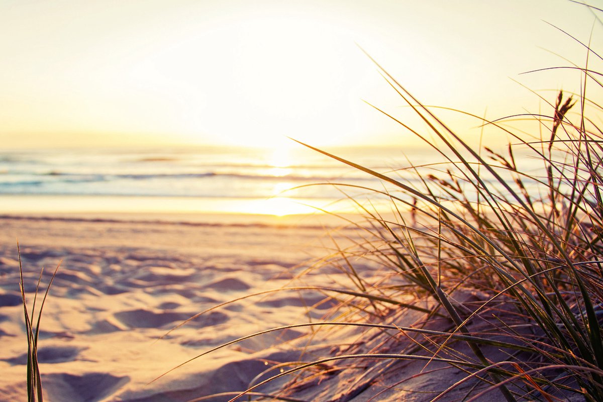 Fotobehang zonsondergang op het strand in beige blauw