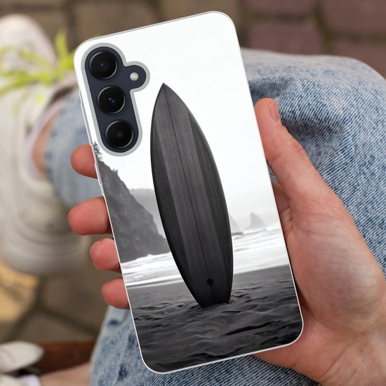 Telefoonhoesje Geschikt voor Samsung Galaxy A55 hoesje - Surfplank - Zand - Zee - Siliconen Telefoonhoesje Telefoonhoesje
