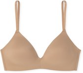 Een beige, naadloze beugel-vrije bh met voorgevormde cups en dunne bandjes, op een witte achtergrond.