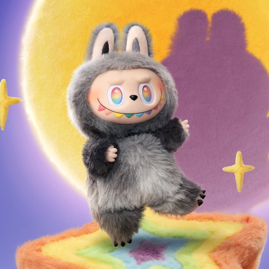 Grijze konijnfiguur met zachte vacht, regenboogkleurige ogen en mond, danst op een regenboogkleurig tapijt.