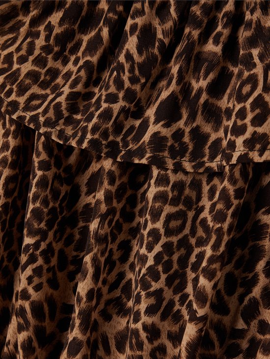 Detail van bruine stof met luipaardprint en ruches.