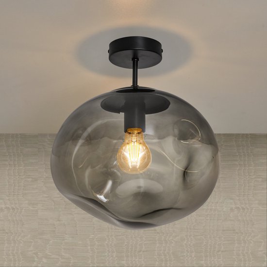 Grijze plafondlamp met een organische, rookglazen kap. De lamp hangt aan een zwarte staaf aan een ronde zwarte plafondplaat, met een gloeilamp erin.