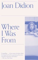 Boek "Where I Was From" van Joan Didion, met een foto van haar in een auto.
