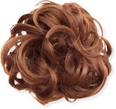 Rode, bruine, krullende haarstuk voor een messy bun.