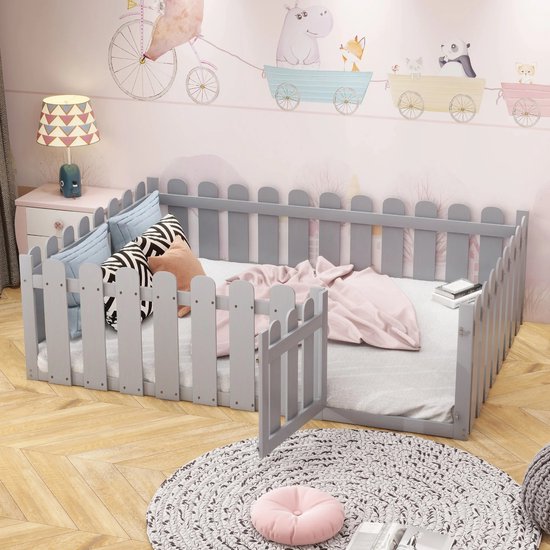 Lit enfant 140 x 200 cm - Cadre de lit en bois Massief avec barrière et porte - Sûr, durable et ludique - Montage facile - Sans sommier à lattes - Gris clair
