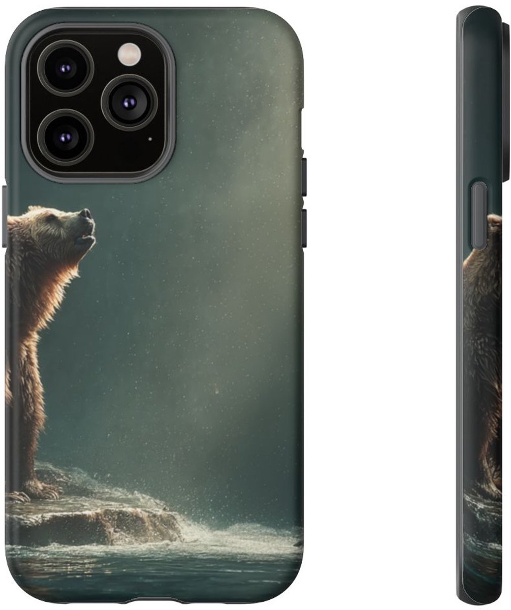 Bruine Beer op Rots met Vis in Water – Telefoonhoesje Geschikt voor iPhone 14 Pro Max