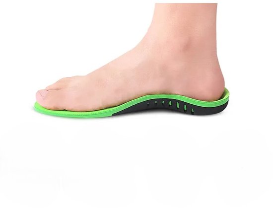 Een voet met een groene en zwarte inlegzool, getoond in profiel.
