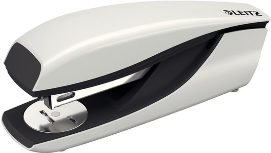 Witte Leitz nietmachine met zwarte en grijze accenten. Gestroomlijnd design. Met Leitz logo.