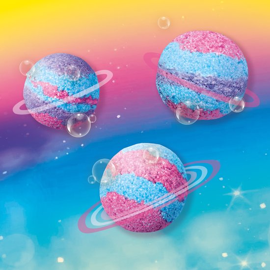 Drie roze, paarse en blauwe badbruisballen met ringen en bubbels op een kleurrijke achtergrond.