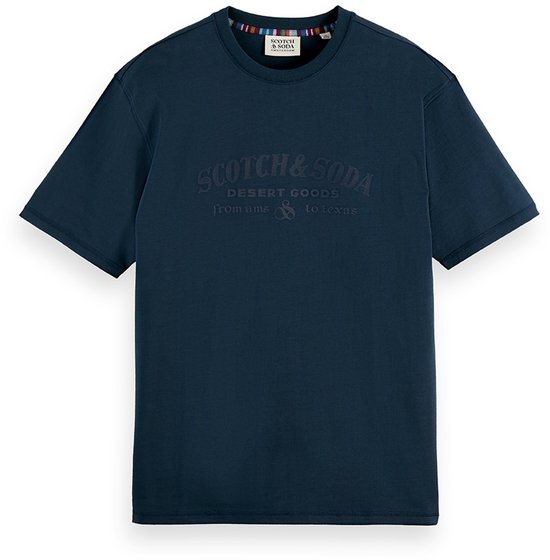 Donkerblauwe T-shirt met tekstprint, plat gelegd.