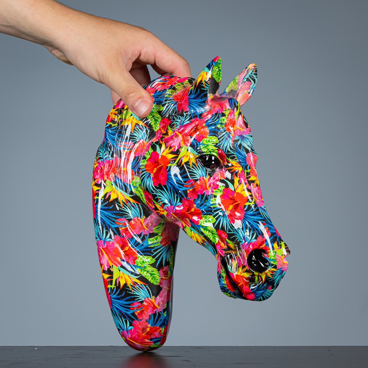 Paardenhoofd met Tropisch Bloemenpatroon – Kleurrijke Eyecatcher met Exotische Flair - Glanzend Polyresin - 140114FP