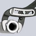 Close-up van Knipex waterpomptang die een metalen moer vastpakt.